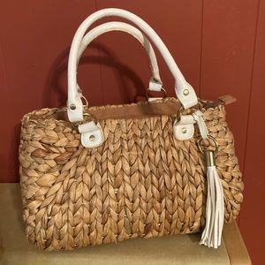 Cute Straw Purse! Just in time for Spring...